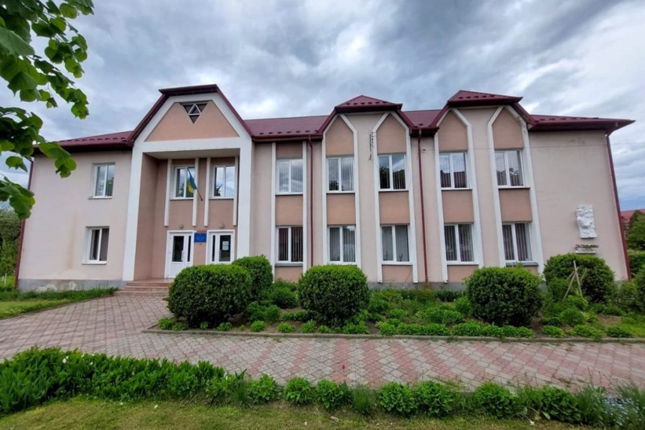 Broshniv-Osada urban-type village