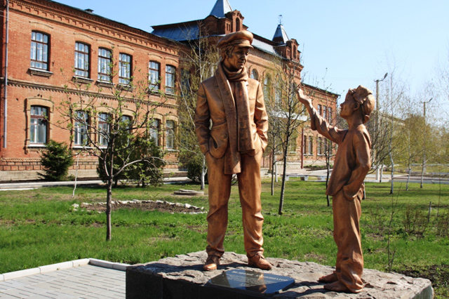 Пам'ятник Бендеру, Старобільськ