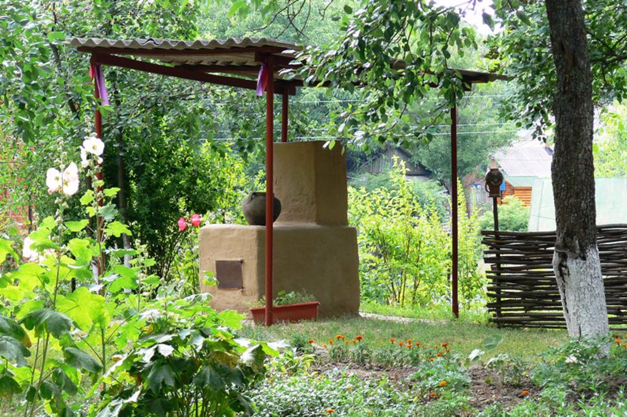 Oleksandra Selyuchenko Estate Museum, Opishnia