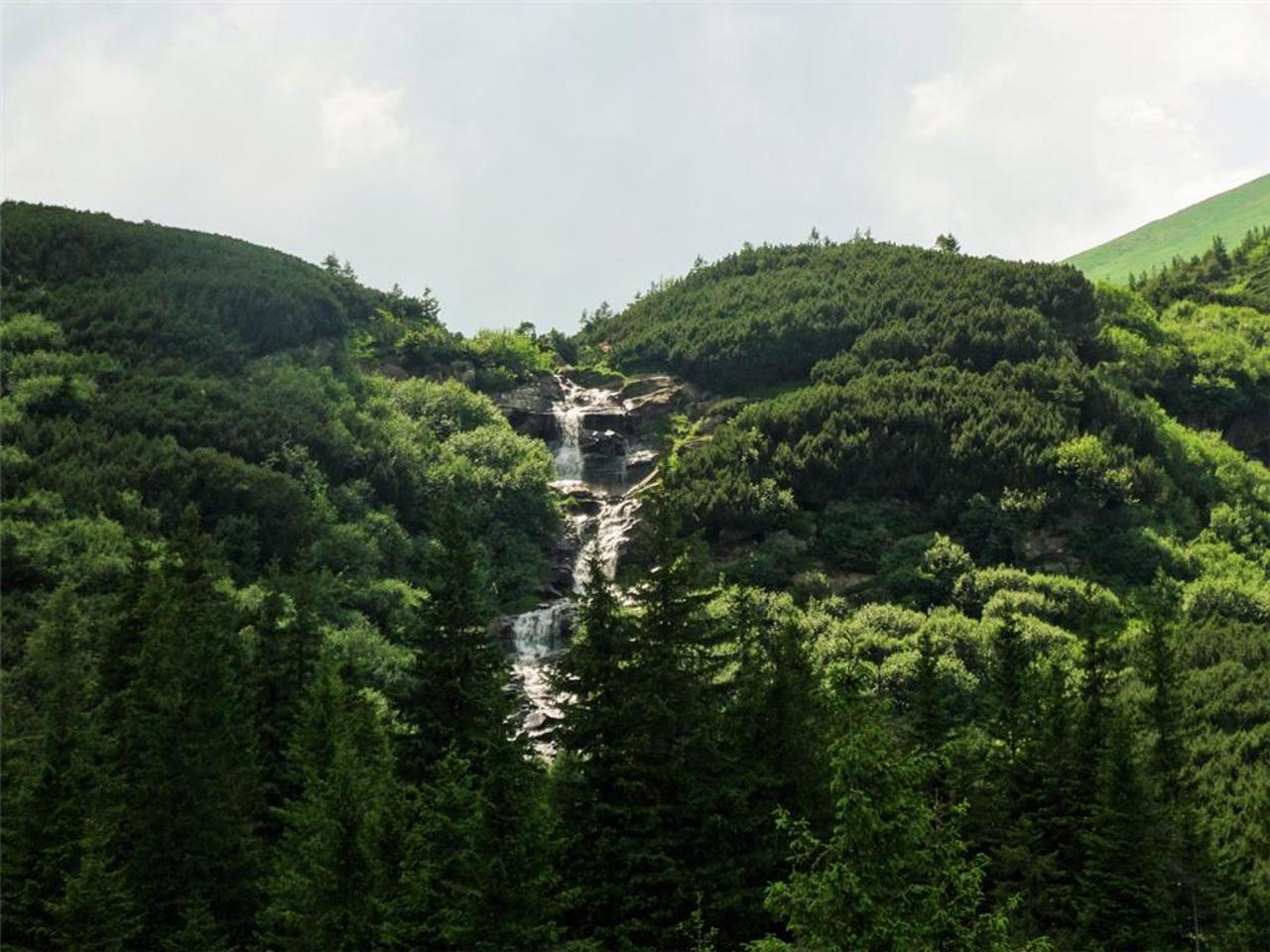 Prutsky (Hoverlyansky) Waterfall