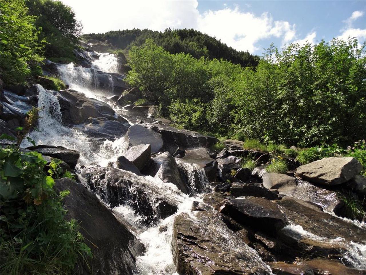 Prutsky (Hoverlyansky) Waterfall
