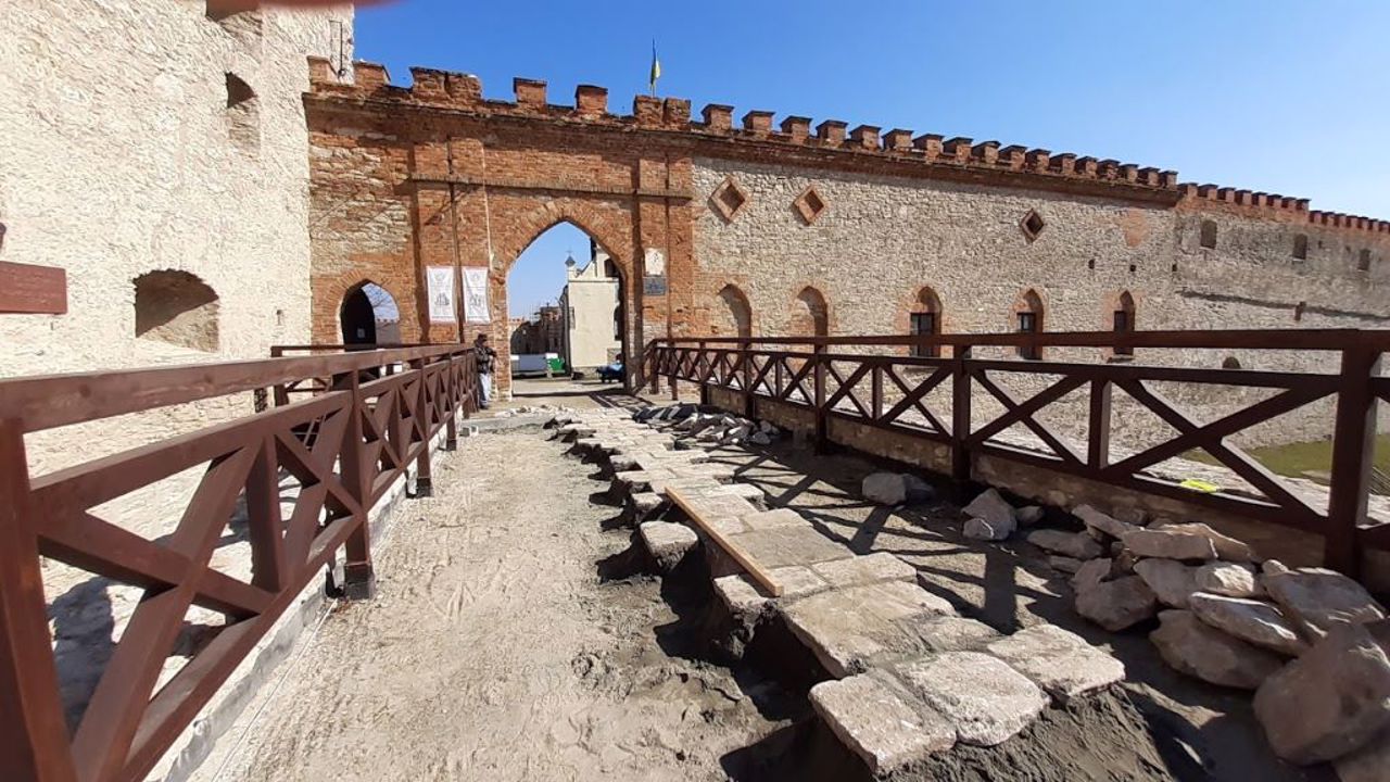 Меджибізький замок, Меджибіж