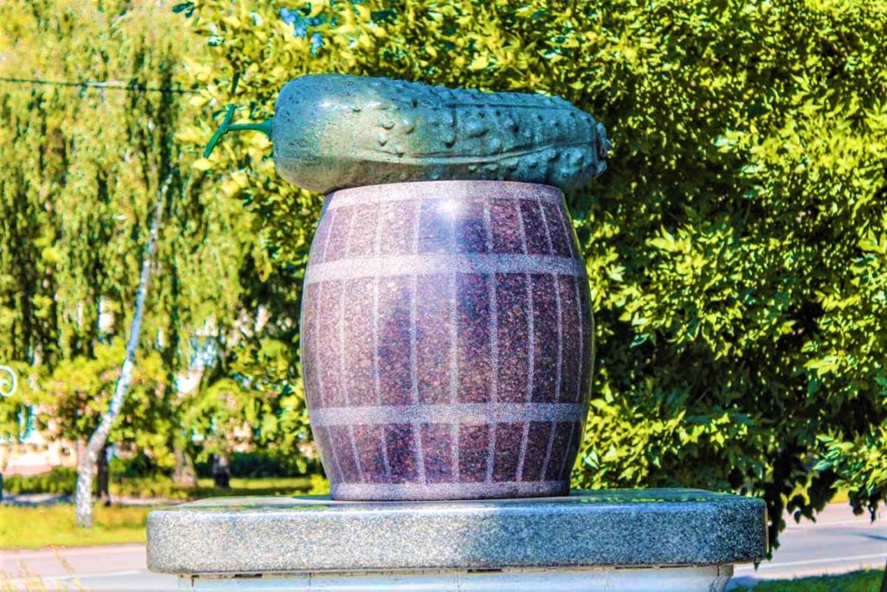 Пам'ятник ніжинському огірку, Ніжин