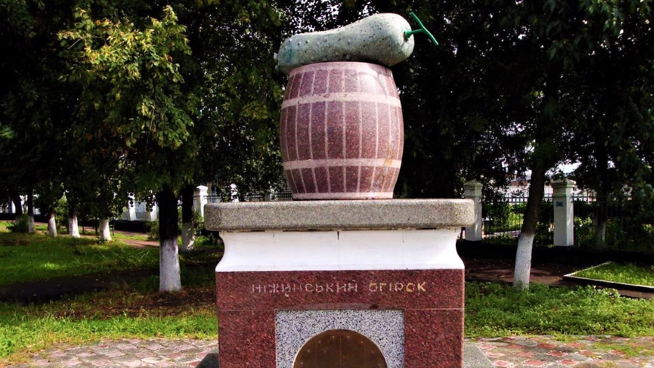 Пам'ятник ніжинському огірку, Ніжин