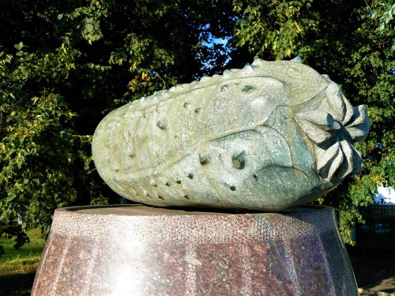 Пам'ятник ніжинському огірку, Ніжин