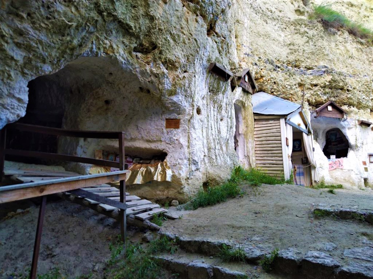 Бакотський скельний монастир, Стара Ушиця
