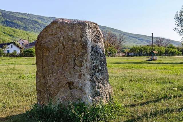 Скельські менгіри, Родниківське