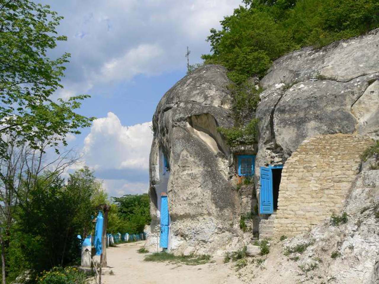 Лядівський скельний монастир, Лядова