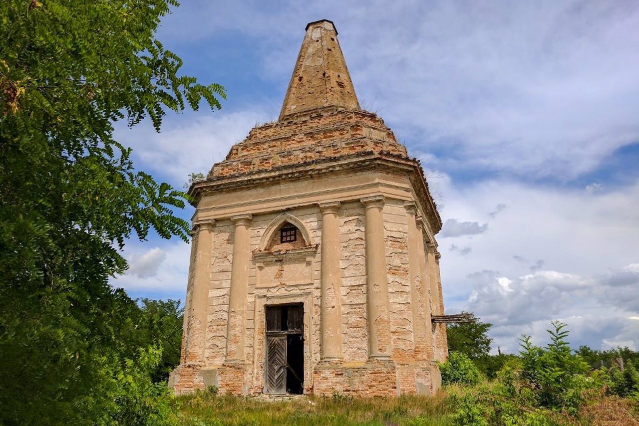Костел-усипальниця Підгорських (Зікурат), Антонів