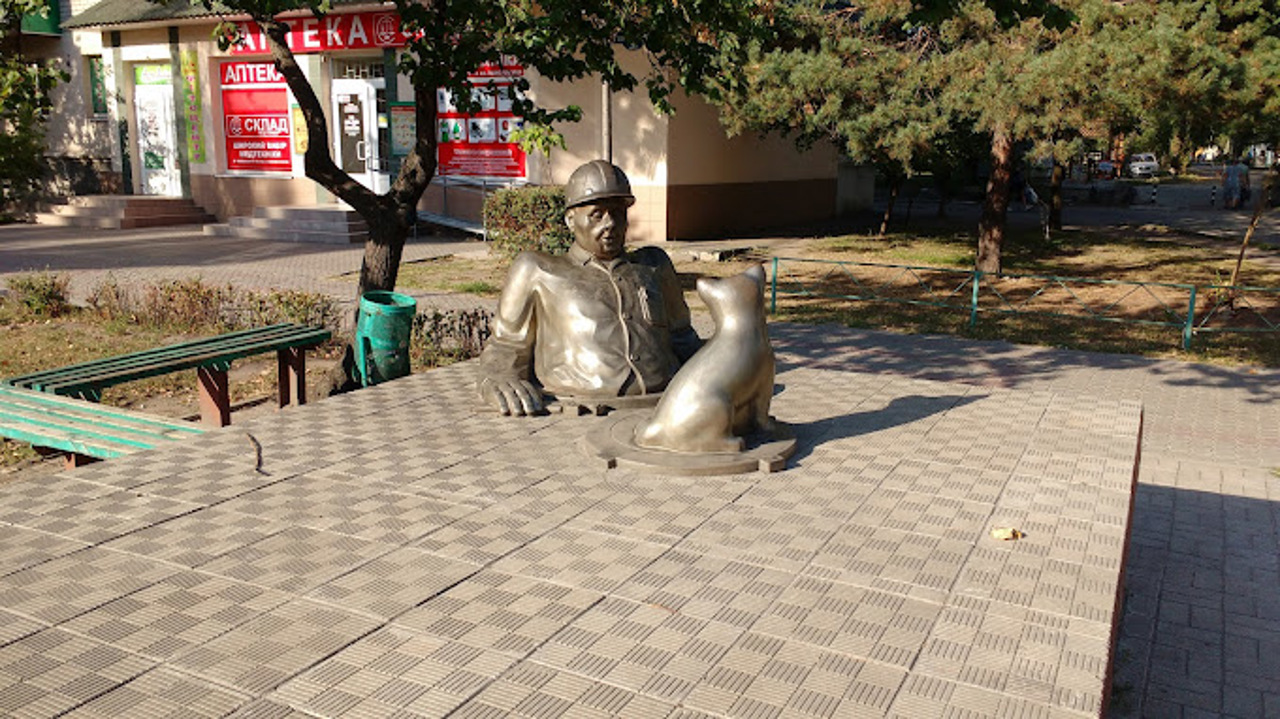 Plumber Monument, Horishni Plavni