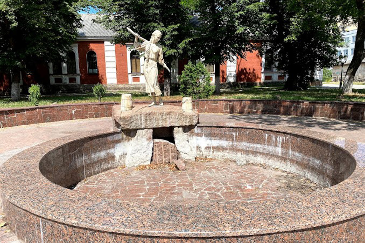 Natalka Poltavka Fountain, Kropyvnytskyi