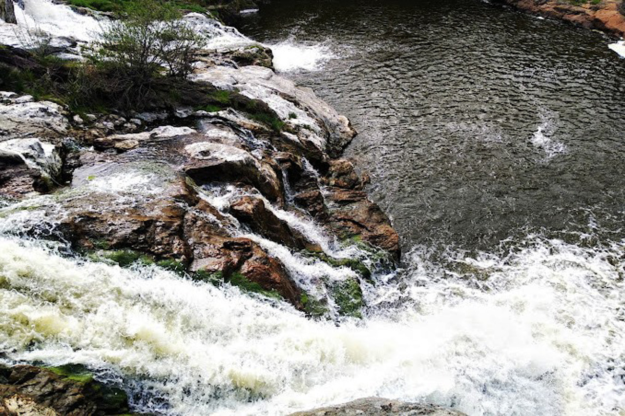 Vchelka Waterfall, Sinhury