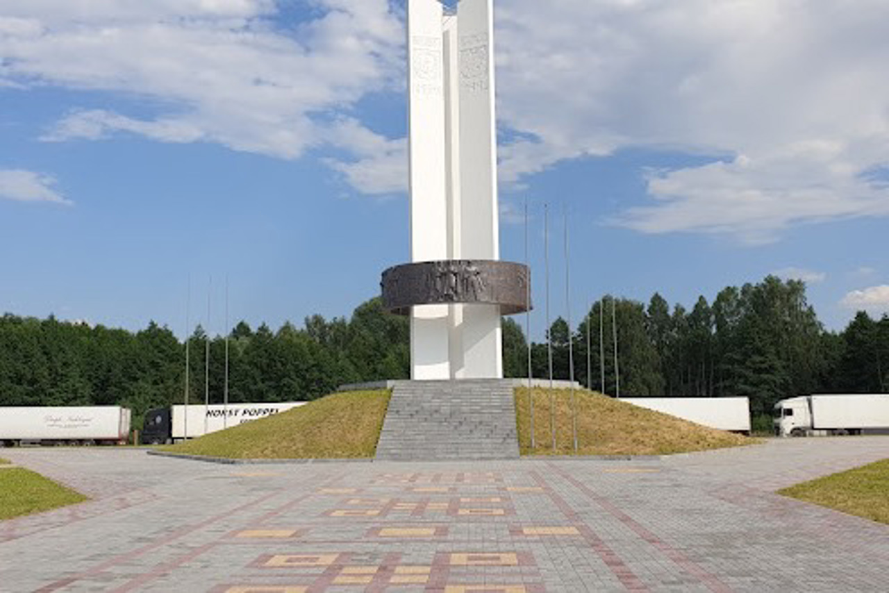 "Three Sisters" Monument, Senkivka