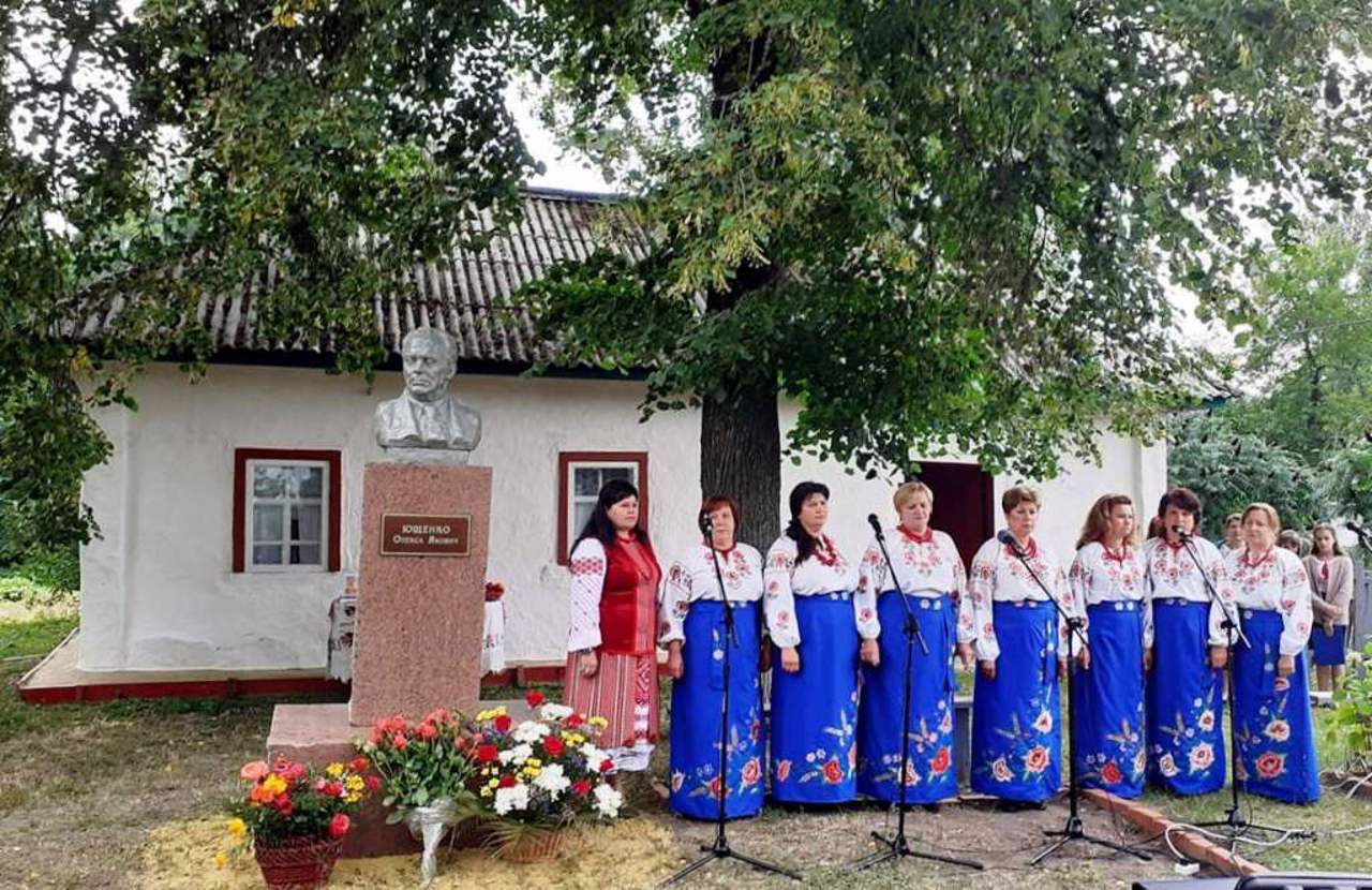 Музей-садиба Олекси Ющенка, Хоружівка