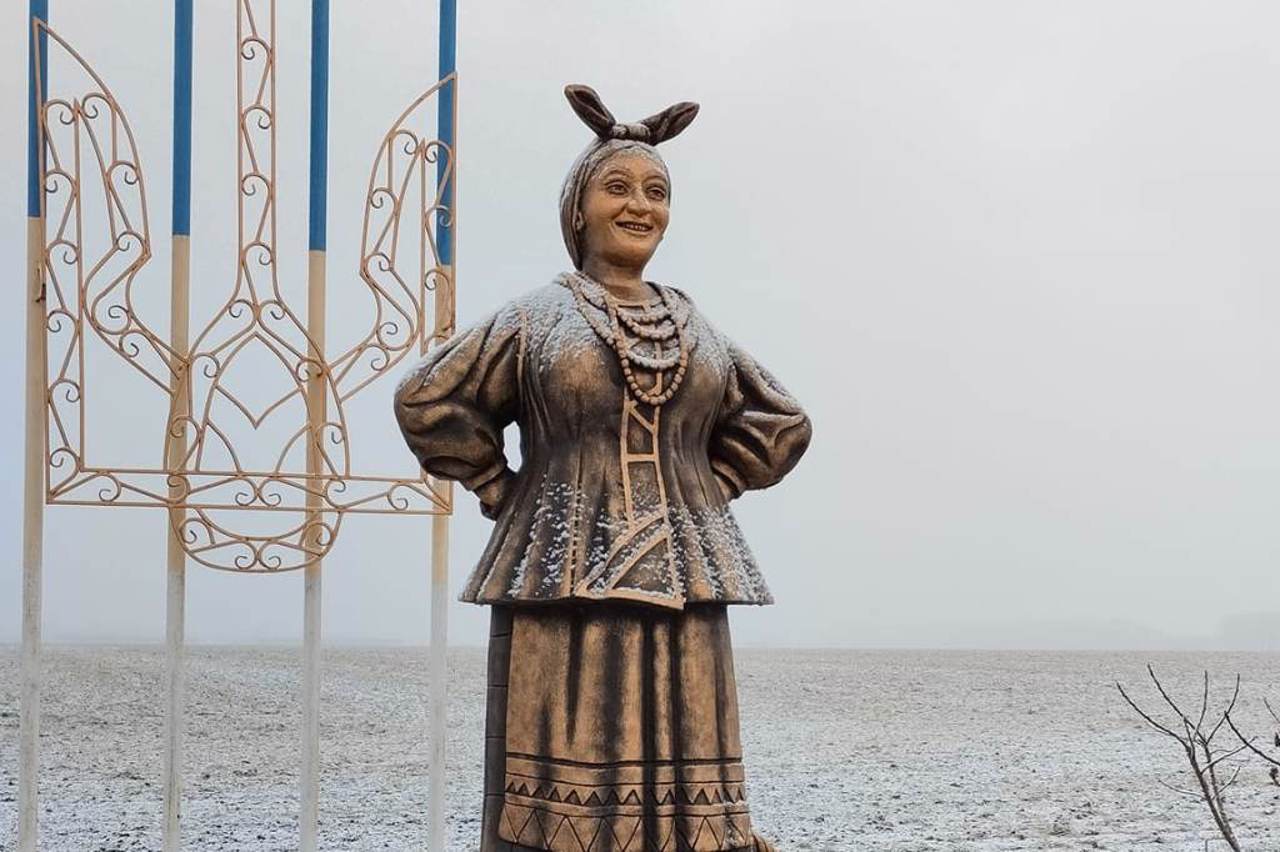 Пам'ятник Солосі, Ставкове