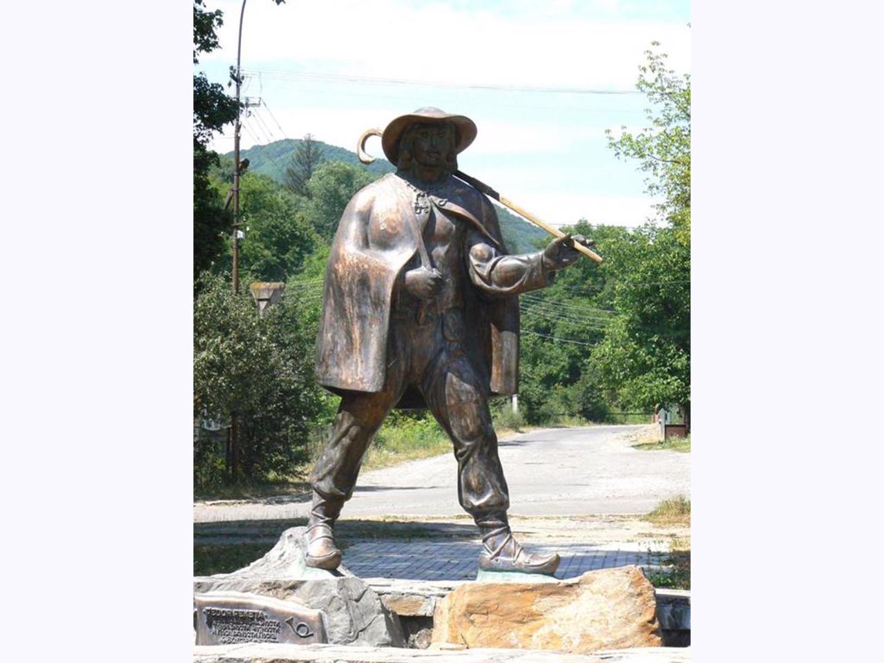 Postman Fedir Feketa Monument, Perechyn