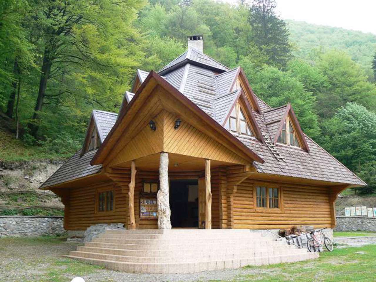 Географический центр Европы, Деловое